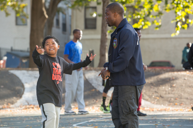 This image released by Universal Pictures shows Benjamin Flores Jr. (left) and Kevin Hart in a scene from “Ride Along.”   AP-Yonhap News