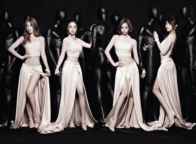 소진(박소진/가수/걸스데이),민아(방민아/가수/걸스데이),혜리(이혜리/가수/탤런트/걸스데이),유라(김아영/가수/걸스데이)
4인조 걸그룹 걸스데이(소진 유라 민아 혜리)가 신곡 ‘썸씽’ 1위 달성 공약을 이행하기 위한 팬미팅을 갖는다.