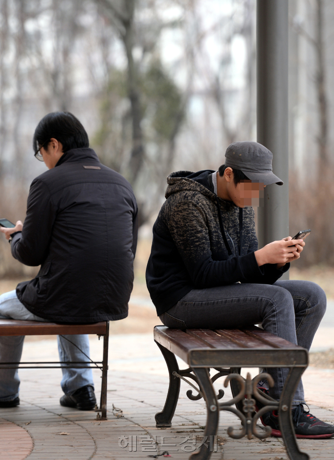 자신의 아이가 사이버폭력에 시달리고 있는데도, 치료의 필요성을 인식하는 부모가 많지 않다. 이를 덮어두려는 생각은 더 큰 불행을 가져올 수 있다. 이 사진은 특정 사건사고와 관련이 없으며, 기사의 이해를 돕기 위해 연출한 사진임. [안훈 기자/rosedale@heraldcorp.com]