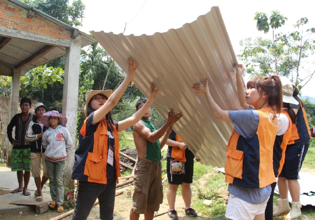 Teenage members of Hanwha Life’s Happy Friends Youth Volunteers help build houses for low-income families in Vietnam.   Hanwha Life