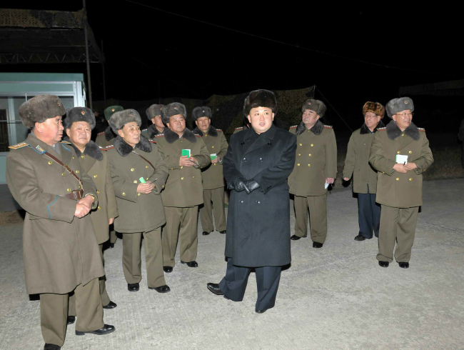 North Korean leader Kim Jong-un visits a unit of airborne troops during its nighttime drills, according to the Rodong Sinmun, the daily of the North’s ruling Workers’ Party, on Monday.   Yonhap News
North Korean leader Kim Jong-un visits a unit of airborne troops during its nighttime drills, according to the Rodong Sinmun, the daily of the North’s ruling Workers’ Party, on Monday.   Yonhap News