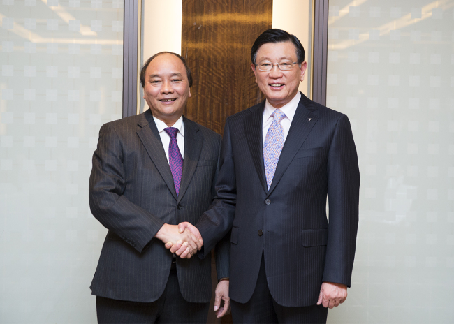 Kumho Asiana Group chairman Park Sam-koo (right) shakes hands with Vietnam’s Vice Prime Minister Nguyen Xuan Phuc on Sunday at the Westin Chosun Hotel in downtown Seoul, after discussing ways to expand ties between Korea and Vietnam.   Kumho Asiana Group