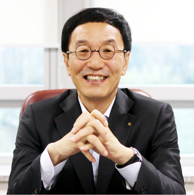 이건호(금융인/국민은행은행장)
KB금융 고위 관계자는 20일 “최근 정보유출 사태에 대한 책임을 통감, 그룹 임원들이 모두 사표를 냈다”고 밝혔다.