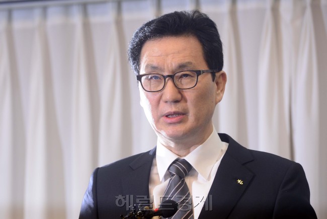 이건호(금융인/국민은행은행장)
KB금융 고위 관계자는 20일 “최근 정보유출 사태에 대한 책임을 통감, 그룹 임원들이 모두 사표를 냈다”고 밝혔다.