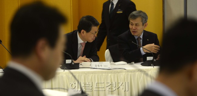 전국경제인연합회(전경련)이 21일 오전 서울 여의도 전경련 컨퍼런스센터에서 2014년도 제1차 글로벌경영협의회를 개최한 가운데 은성수 기획재정부 차관보가 박찬호 전경련 전무와 이야기를 나누고 있다. 박해묵 기자/mook@heraldcorp.com
전국경제인연합회(전경련)이 21일 오전 서울 여의도 전경련 컨퍼런스센터에서 2014년도 제1차 글로벌경영협의회를 개최한 가운데 은성수 기획재정부 차관보가 박찬호 전경련 전무와 이야기를 나누고 있다. 박해묵 기자/mook@heraldcorp.com
전국경제인연합회(전경련)이 21일 오전 서울 여의도 전경련 컨퍼런스센터에서 2014년도 제1차 글로벌경영협의회를 개최한 가운데 은성수 기획재정부 차관보가 박찬호 전경련 전무와 이야기를 나누고 있다. 박해묵 기자/mook@heraldcorp.com