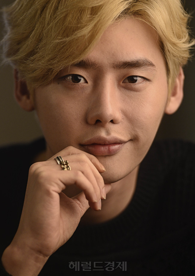 이종석(모델/탤런트)
오감(五感)이 발달했던 우윳빛깔 소년은 한 여자를 위해 쏟아붓던 초능력(SBS 너의 목소리가 들려)을 여러 여자에게 나누기 시작했다. 잘난 거라곤 여자 꾀는 능력 하난데, 그게 화근이라 도내 일진에게 얻어터지기 일쑤다.