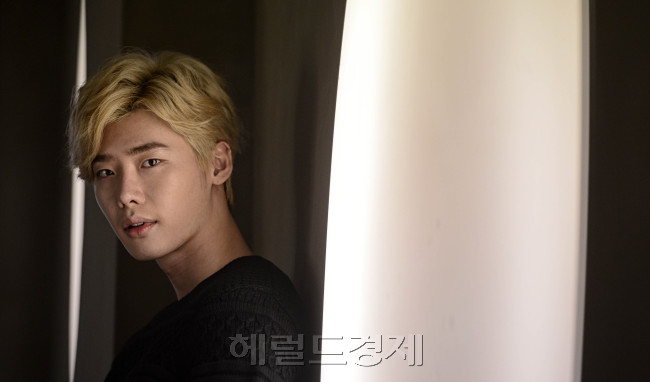 이종석(모델/탤런트)
오감(五感)이 발달했던 우윳빛깔 소년은 한 여자를 위해 쏟아붓던 초능력(SBS 너의 목소리가 들려)을 여러 여자에게 나누기 시작했다. 잘난 거라곤 여자 꾀는 능력 하난데, 그게 화근이라 도내 일진에게 얻어터지기 일쑤다.