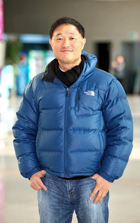 김영희(PD/MBC)
MBC 김영희 PD는 요즘 중국에서 ‘신’으로 대접받고 있다. 기자는 ‘나는 가수다’의 중국판인 ‘워셔꺼쇼(我是歌手)’ 시즌2의 녹화장인 후난TV 방송국을 방문한 적이 있다. 녹화 중에도 중국 제작진은 일일이 김 PD로부터 연출 지도와 자문을 받고 있었다.