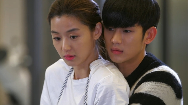 전지현(좌부터/왕지현/영화배우),김수현(탤런트/영화배우)
SBS 수목극 ‘별에서 온 그대’는 여성을 타깃으로 한 드라마다. 이 사실은 김수현(도민준 역)을 캐스팅한 것 하나만으로도 짐작할 수 있다. 코믹연기를 자유자재로 소화하는 전지현과 어린 남자지만 진중한 연기를 펼치고 있는 김수현의 ‘케미(케미스트리ㆍ연기화학작용)’ 또한 완벽해 시선을 사로잡고 있다.
