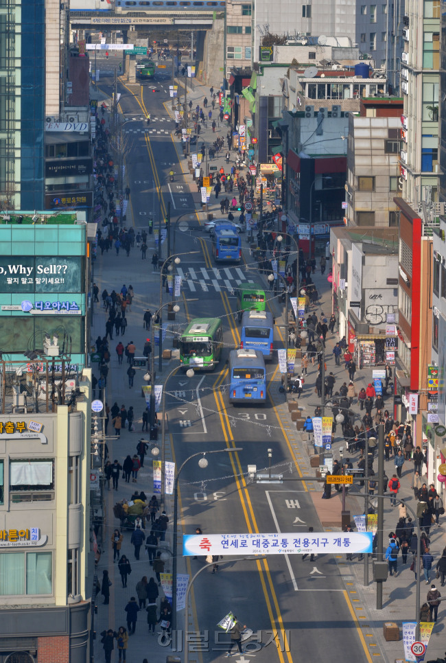 서울시내 첫 대중교통지구로 지정된 신촌 연세로가 6일개통식이 열렸다.<br />이번에 개통한 신촌 연세로 대중교통전용지구는 신촌 지하철역에서 연세대 정문에 이르는 신촌 연세로 550미터 구간이며, 보행자와 긴급차량, 자전거, 16인승 이상 승합차만 통행할 수 있다.<br />이상섭 기자. babtong@heraldcorp.com 2014.01.06