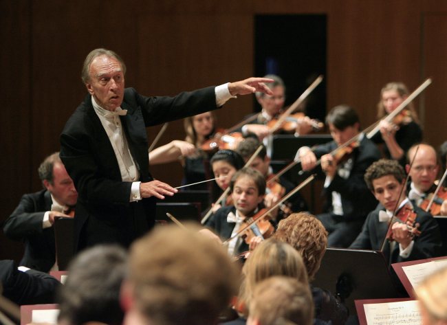 Claudio Abbado conducts his orchestra during the Lucerne Festival in Lucerne, Switzerland, in 2007.    AP-Yonhap News