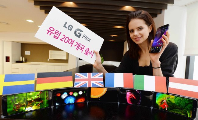 LG전자는 상하로 휘어지는 커브드 스마트폰 ‘G플렉스’를 유럽 20여개국에서 다음달부터 판매한다고 21일 밝혔다. 출시 확정 국가는 영국과 독일, 프랑스, 이탈리아, 스웨덴, 오스트리아 등이다.
