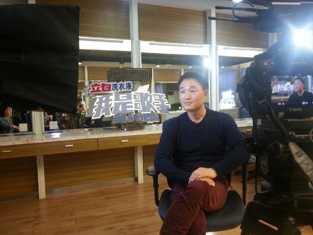 김영희(PD/MBC)
MBC 김영희 PD는 요즘 중국에서 ‘신’으로 대접받고 있다. 기자는 ‘나는 가수다’의 중국판인 ‘워셔꺼쇼(我是歌手)’ 시즌2의 녹화장인 후난TV 방송국을 방문한 적이 있다. 녹화 중에도 중국 제작진은 일일이 김 PD로부터 연출지도와 자문을 받고 있었다.