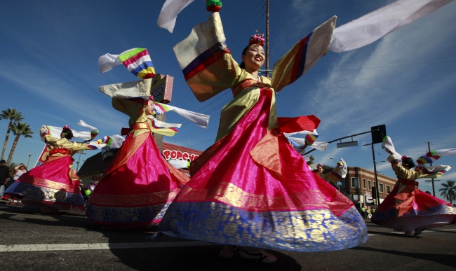 Dancers from the Kim Sung-hua Korean Dance Academy participate in the Martin Luther King Jr. parade in Los Angeles on Monday.   AP-Yonhap News