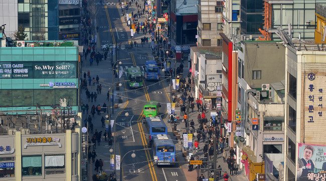 서울시내 첫 대중교통지구로 지정된 신촌 연세로가 6일개통식이 열렸다.<br />이번에 개통한 신촌 연세로 대중교통전용지구는 신촌 지하철역에서 연세대 정문에 이르는 신촌 연세로 550미터 구간이며, 보행자와 긴급차량, 자전거, 16인승 이상 승합차만 통행할 수 있다.<br />이상섭 기자. babtong@heraldcorp.com 2014.01.06
서울시내 첫 대중교통지구로 지정된 신촌 연세로가 6일개통식이 열렸다.
이번에 개통한 신촌 연세로 대중교통전용지구는 신촌 지하철역에서 연세대 정문에 이르는 신촌 연세로 550미터 구간이며, 보행자와 긴급차량, 자전거, 16인승 이상 승합차만 통행할 수 있다.
이상섭 기자. babtong@heraldcorp.com 2014.01.06