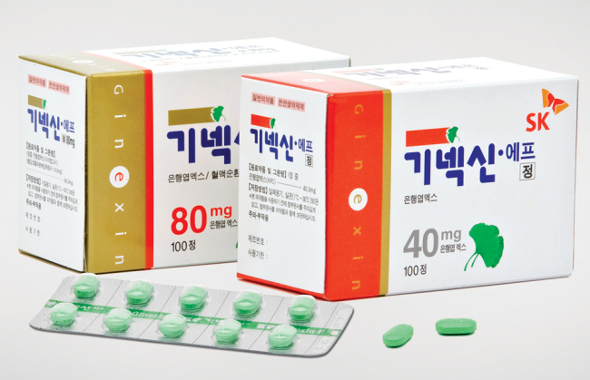 SK케미칼의 ‘기넥신F’는 은행잎 추출물 100%로 만든 혈액순환 개선제로 혈소판 응집 억제 효과를 통해 혈액의 점도를 낮춰준다. 또 혈관 확장과 항산화 효과로 혈액의 흐름을 개선시킨다. 피를 맑게 하는 동시에 혈관을 넓혀 혈액의 흐름을 원활히 해주는 것이다.