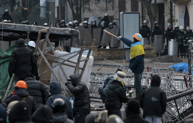 Protesters clash with police in central Kiev, Ukraine, Monday.   AP-Yonhap News