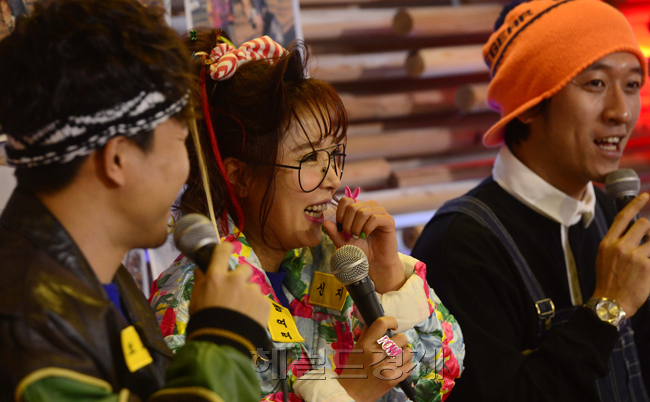김종민(좌부터/가수/코요태),신지(이지선/가수/코요태),빽가(백성현/가수/사진작가/코요태)
혼성3인조 댄스그룹 코요테가 21일 오후 서울 마포구 서교동의 한 클럽에서 데뷔 17주년 기념 미니앨범 ‘1999’ 발매 기자간담회에 참석해 취재진의 질문에 답하고 있다.