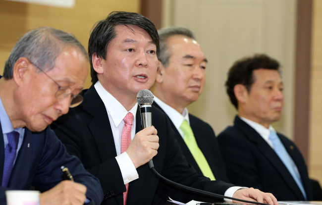Independent lawmaker Rep. Ahn Cheol-soo (second from left) announces his plans to launch a new party at a forum on Jejudo Island on Tuesday. Yonhap News