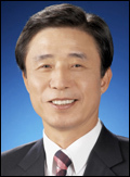 김범일(대구시장/대구광역시시장)
공직선거법 위반 주의 촉구와 함께 각종 의혹 구심점이었던 김범일(64·사진) 대구시장이 지난 17일 오전 마침내 6.4지방선거 3선 불출마를 선언했다.