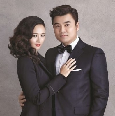 하원미(좌부터/화제인물),추신수(야구선수/신시내티레즈외야수)
야구선수 추신수가 아내 하원미와의 부부 화보 촬영에 나섰다.