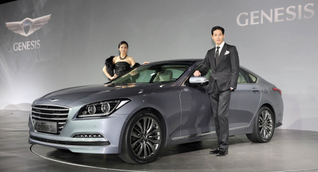Models pose with Hyundai Motor’s New Genesis, which was chosen as the 2014 Car of the Year by the Korea Automobile Journalist Association on Tuesday.   Hyundai Motor