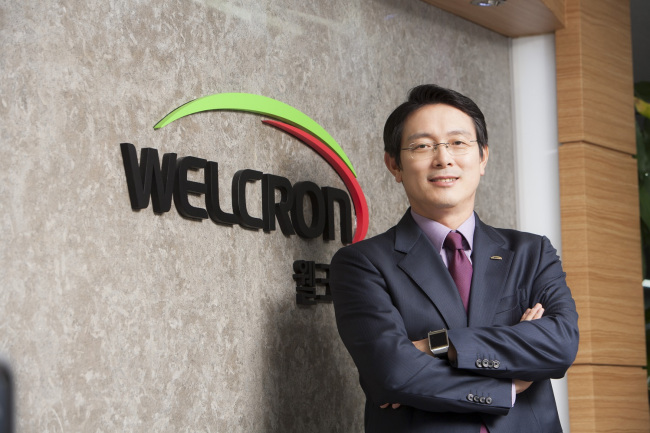 이영규(기업인/웰크론대표이사)
지난 2010년 웰크론에 인수된 뒤 고공성장을 하던 웰크론한텍이 지난해 주춤했다. 자회사인 웰크론강원의 실적이 급감했기 때문이다. 이로 인해 웰크론한텍 주가는 큰 폭의 등락을 거듭했고 웰크론강원 주가도 내리막을 타며 반토막이 났다.
이영규 웰크론한텍 대표는 “해외매출 비중은 수주 기준으로 10% 정도였으나 사우디아라비아의 조인트벤처 설립과 쿠웨이트 국영 원유회사인 KOC(Kuwait Oil Company)의 벤더로 들어가면서 40%대로 늘어날 것”이라고 말했다.