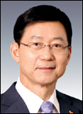 구자영(기업인/SK이노베이션대표이사부회장)
대한민국을 대표하는 에너지 기업인 SK이노베이션(대표이사 부회장 구자영ㆍ사진)은 자원개발과 2차 전지 등 신성장 사업 성과를 바탕으로 업계 불황을 정면돌파하고 있다.