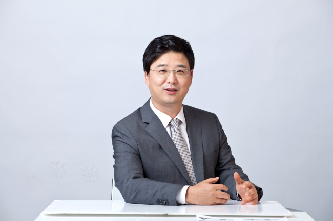 한상수(금융인/삼성자산운용본부장)
회복은 급작스럽게 이뤄지지 않는다. 글로벌 경기가 개선되고 있지만 코스피가 기대만큼 오르지 않는 까닭이다. 등락이 제한된 시장에서 중위험ㆍ중수익을 추구하는 헤지펀드는 꾸준한 기대수익이 있다는 점에서 대안이 될 수 있다. 한국형 헤지펀드는 최근 출범 2년만에 설정액 2조원을 넘어섰다.