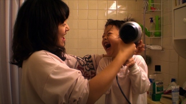 A scene from Park Moon-chil’s personal documentary “My Place,” which revolves around his unmarried sister’s pregnancy.   KT&G Sangsang Madang