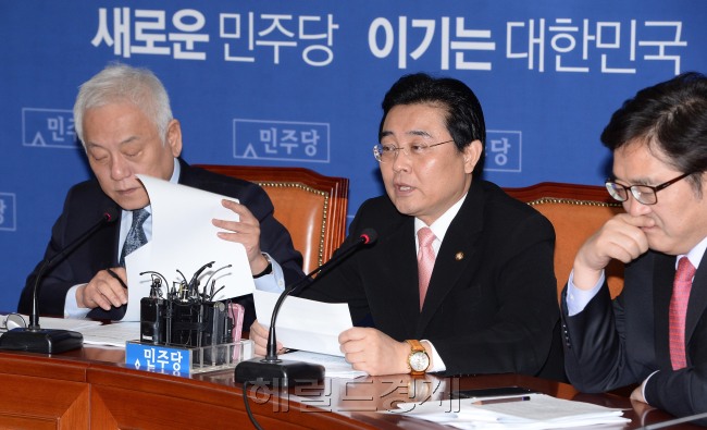 전병헌 민주당원내 대표가 8일 국회에서 열린 최고위원회의에서 원내현안을 보고 있다. 이길동기자.gdlee@-2014.01.08
전병헌 민주당원내 대표가 8일 국회에서 열린 최고위원회의에서 원내현안을 보고 있다. 이길동기자.gdlee@-2014.01.08
전병헌 민주당 원내대표가 22일 국회에서 열린 최고위원회의에서 원내 현안을 보고 있다.  이길동 기자/gdlee@