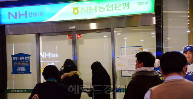 카드사 개인정보 유출로 카드 재발급과 해지 신청이 늘어나고 있는 가운데 22일 오전 서울 충정로 농협은행 영업부에서 시민들이 카드관련 문의를 하기위해 기다리고 있다.<br />김명섭 기자 msiron@heraldcorp.com
카드사 개인정보 유출로 카드 재발급과 해지 신청이 늘어나고 있는 가운데 22일 오전 서울 충정로 농협은행 영업부에서 시민들이 카드관련 문의를 하기위해 기다리고 있다.
김명섭 기자 msiron@heraldcorp.com
카드사의 대규모 개인정보 유출 사태로 카드 재발급과 해지 신청이 급증하고 있는 가운데, 22일에도 이른 아침부터 서울 충정로 농협은행 영업부에서 고객들이 카드 관련 문의를 위해 기다리고 있다. 김명섭 기자/msiron@heraldcorp.com