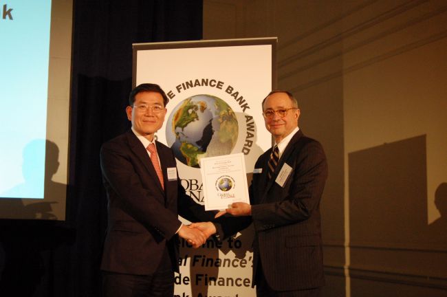Chung Dong-choon (left), general manager of Korea Exchange Bank’s London branch poses with Joseph Giarraputo, publisher and editorial director of Global Financial, during an award ceremony in London on Tuesday. The magazine named KEB the best trade finance bank in Korea.   KEB