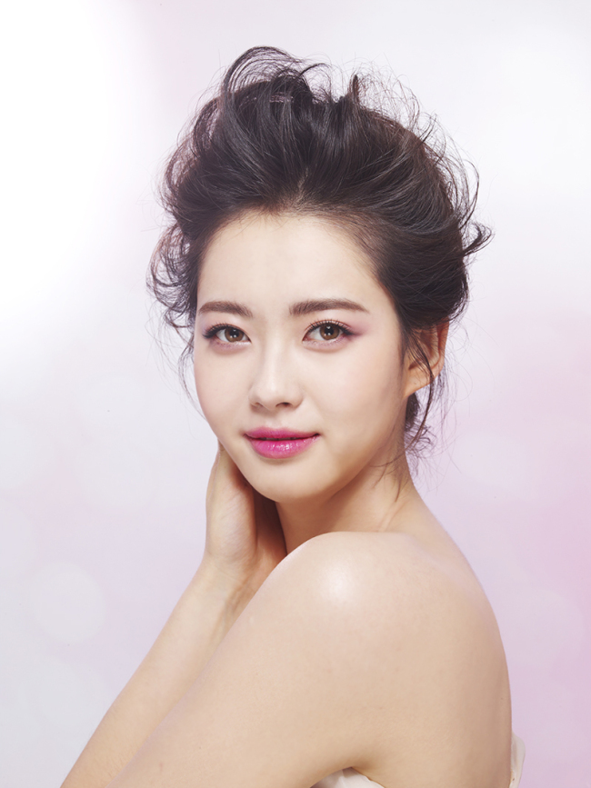 고아라(탤런트/영화배우)
고아라가 리리코스 2014년 봄 뷰티 화보에서 미의 여신으로 변신한 모습을 공개했다.