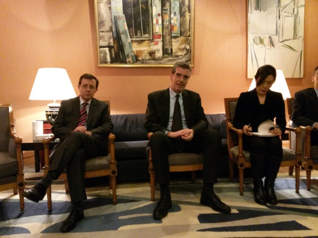 Henri Loyrette (center), former president and general director of the Louvre Museum, speaks with reporters at the French Embassy in Seoul on Tuesday. Philip Iglauer/The Korea Herald