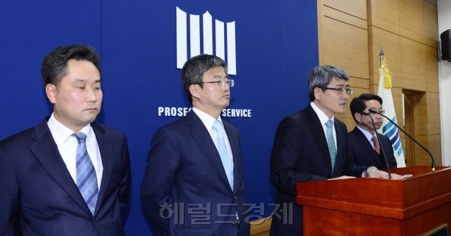 대검찰청 감찰본부가 22일 오전 서울 서초구 대검 기자실에서 에이미(본명 이윤지) 관련 '해결사 검사' 수사결과를 발표하고 있다. 대검 감찰본부는 성형외과 원장을 협박하여 그로 하여금 무료 수술을 하게하고, 금품을 제공하게 하는 등 행위를 한 현직 검사를 공갈과 변호사법위반으로 구속 기소한다고 밝혔다. 박해묵 기자/mook@heraldcorp.com
대검찰청 감찰본부가 22일 오전 서울 서초구 대검 기자실에서 에이미(본명 이윤지) 관련 '해결사 검사' 수사결과를 발표하고 있다. 대검 감찰본부는 성형외과 원장을 협박하여 그로 하여금 무료 수술을 하게하고, 금품을 제공하게 하는 등 행위를 한 현직 검사를 공갈과 변호사법위반으로 구속 기소한다고 밝혔다. 박해묵 기자/mook@heraldcorp.com