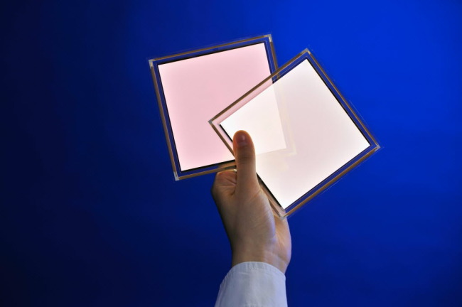 4단
Transparent organic light-emitting diode products produced by Novaled AG  in an undated handout photo released to the media in 2013.   Bloomberg