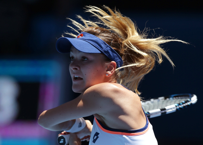 Agnieszka Radwanska plays a shot to Victoria Azarenka at the Australian Open on Wednesday.   AP-Yonhap News