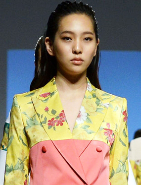 이진이(박지영/화제인물)
황신혜 딸 이진이가 뮤직비디오에 출연해 화제를 모으고 있는 가운데, 과거 패션쇼 사진이 새삼 눈길을 끈다.