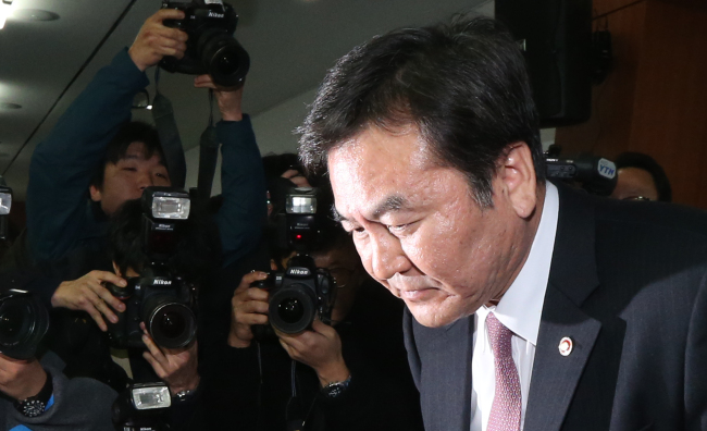 Financial Services Commission chairman Shin Je-yoon bows his head in apology for the recent leak of customer information by financial and credit card companies in a news conference held in Seoul on Wednesday.   Yonhap News