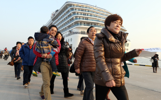 Chinese cruise passengers arrive at the Jeju port on Jan. 2.   Yonhap News
