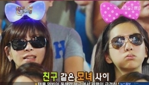 황신혜(좌부터/황정만/탤런트/영화배우),이진이(박지영/화제인물)
배우 황신혜가 과거 딸이자 모델인 이진이(본명 박지영)이 화제다.
