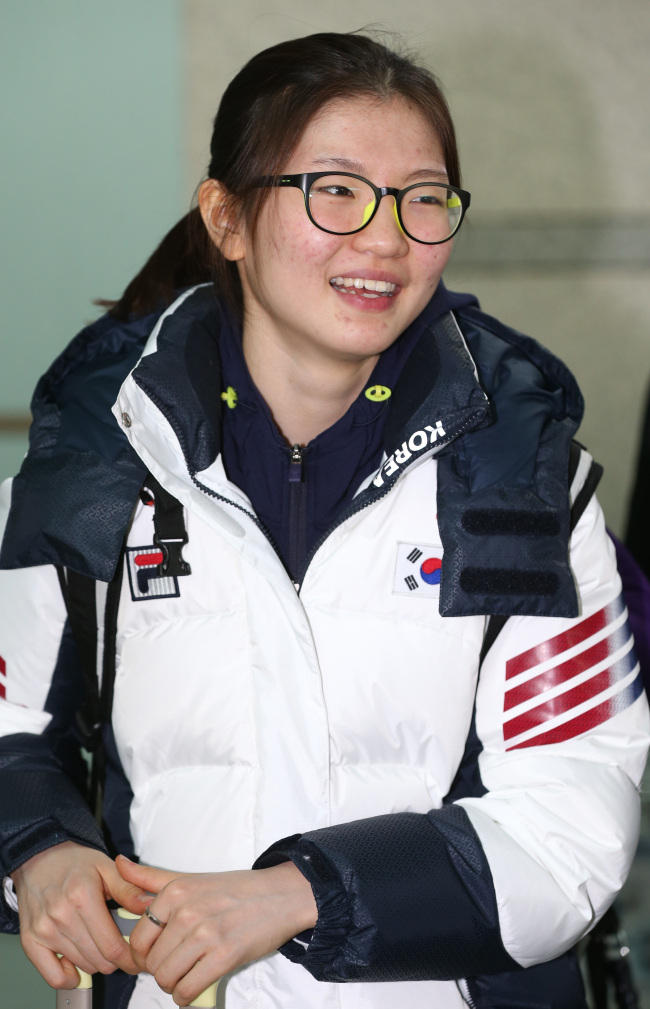 심석희(스케이트선수)
South Korea’s short trackers on Wednesday expressed confidence that they can have a successful Winter Games in Russia next month, as they departed to set up their training camp in France.
Shim Suk-hee.   Yonhap News