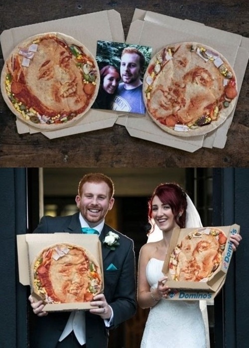 한 인터넷 커뮤니티 게시판에 ‘피자로 만든 초상화’ 라는 사진이 게재됐다.
공개된 사진에는 얼굴 형상으로 만든 초상화 피자를 든 두 남녀가 서 있다.
해당 사진 속 피자는 영국 맨체스터 지역에서 결혼식을 올린 신혼부부가 이탈리아 출신 도메니코 크롤라 요리사에게 피자 초상화를 요청해 세 시간에 걸쳐 만들어진 것으로 전해졌다.
특히 그는 물감이 아닌 토마토 소소, 햄, 스위트콘 등의 토핑을 재료로 신혼부부의 얼굴을 그린 것으로 알려져 보는 이들을 놀라게 했다.