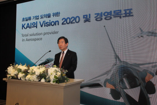 하성용(기업인/한국항공우주산업대표이사사장/한국항공우주산업진흥협회회장)
하성용<사진>한국항공우주산업(KAI) 사장이 국산 경공격기(FA-50) 수출과 관련해 “필리핀 현지 사정으로 당초 예상했던 1월은 어려울 것으로 본다”고 말했다.
