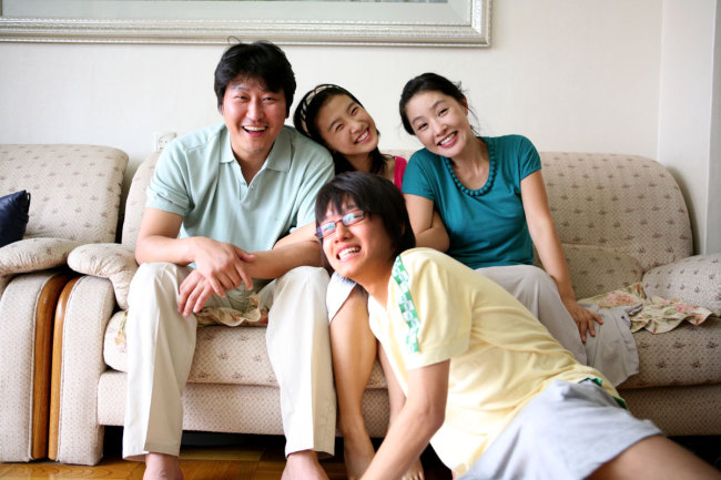 A scene from “The Show Must Go On,” a 2007 Korean film about a gangster and “goose father” who works in Korea while his wife and children stay in a foreign country for the children’s education. (Lotte Entertainment)