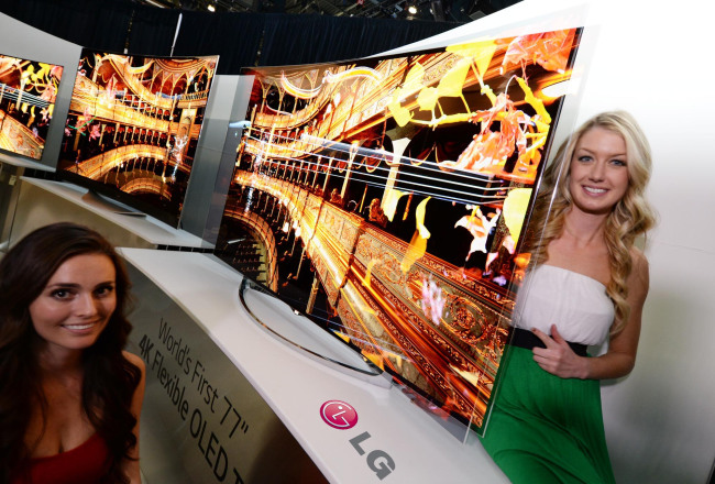 Models pose with LG Electronics’ flexible OLED TVs unveiled at the international CES in Las Vegas this month.
(LG Electronics)