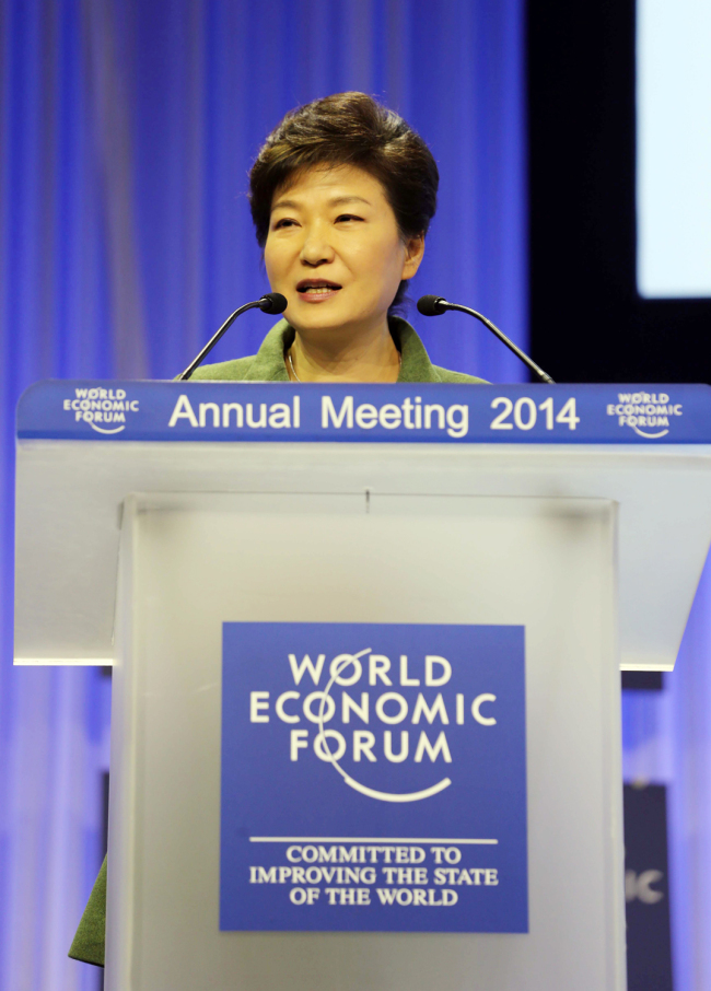 박근혜(대통령/대한민국대통령)
President Park Geun-hye pitched her sales diplomacy as part of efforts to lure foreign investment in the Swiss ski resort of Davos, where an annual gathering of international political and business leaders opened on Wednesday.
