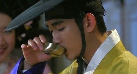 김수현(탤런트/영화배우)
배우 김수현의 술버릇이 공개돼 눈길을 끈다.
