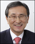 김윤(기업인/대림산업대표이사부회장)
대림은 그룹의 발전 및 석유화학 역량을 살려 글로벌 디벨로퍼(Developer)로 도약할 계획이다. 세계적인 저성장 기조 속에 건설경기 침체가 지속될 것을 감안, 기존 강점을 살리고 신사업 모델을 적극적으로 육성해 위기를 극복하겠다는 전략이다. 이를 통해 건설업에 집중된 그룹의 사업 포트폴리오를 민자발전, 석유화학 등 제조업 분야로 확대ㆍ재편한다는 방침이다.